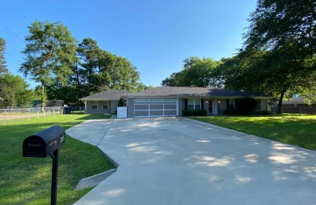 305 Mcgrede St - 305 Mcgrede Street, Longview, TX 75605