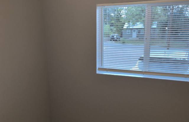 2-Bedroom Apartment Conveniently in Lakewood Gallery 4