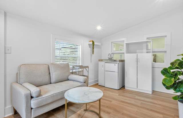 1125 E Anderson Gallery 2
