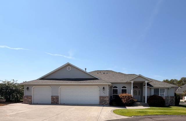 Golf Course Living! 3 bed + office, 3 Car Garage! Gallery 1