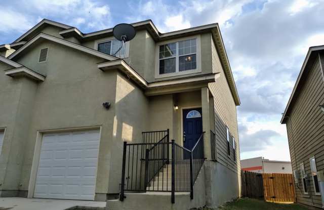 Spacious 3 bedroom 2.5 bath townhome! - 5022 Summit Wood, San Antonio, TX 78229