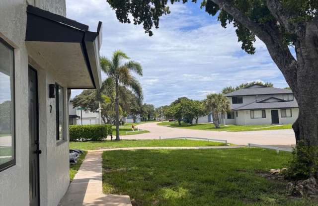 2 BR Townhome - Quiet and Centrally Located. (Pet Friendly) August Free * * * photos photos