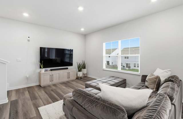Beautifully Built 3-Bedroom Home with Modern Finishes, Spacious Loft & Fenced Yard! Gallery 4