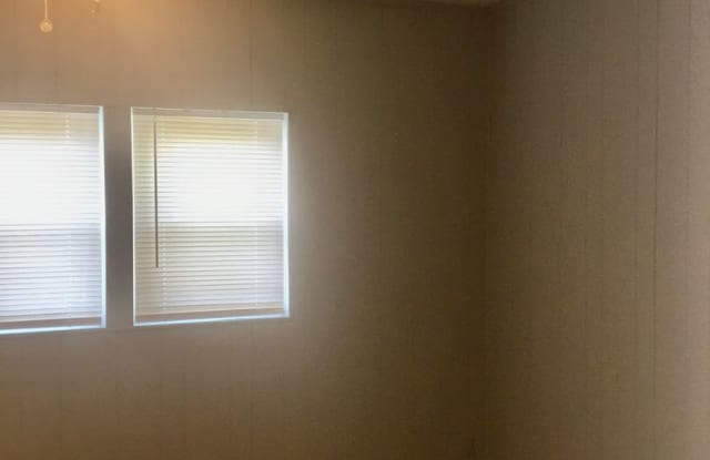 Cute 2 Bed/1 Bath HOUSE w/ yard!! photos photos