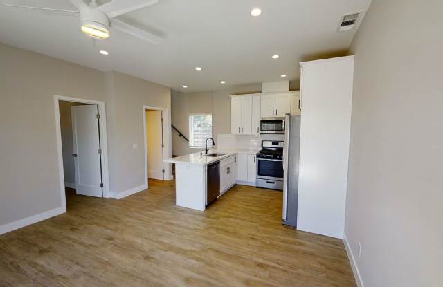 4BD/2BA, Spacious Yard Gallery 3