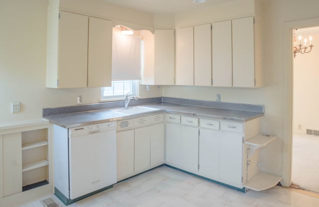 PRELEASING for AUGUST! Detached Garage - 1312 North Woodridge Avenue, Muncie, IN 47304