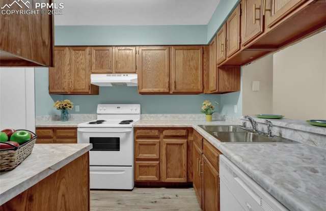 Charming 3BR Townhome in Colorado Springs Gallery 4