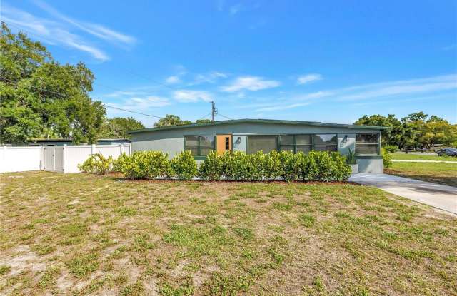7599 MEADOWLAWN Drive N Gallery 3