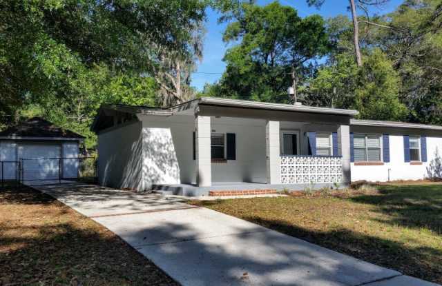 4 Bedroom, 2-1/2 Bath Home in Golf Club Manor, Close to Everything! photos photos