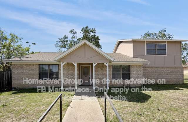 2041 Oakbluff Cir - 2041 Oakbluff Circle, Carrollton, TX 75007