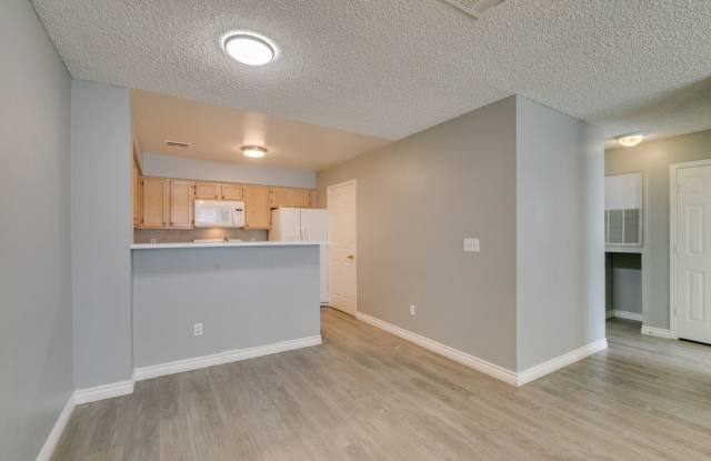 COZY 2 BEDROOMS-2 BATHROOM TOWNHOME*CLOSE TO AREA SHOPPING CENTERS-BUS LINES* Gallery 4