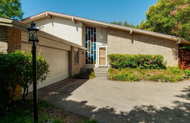 9023 Pinewood Drive Gallery 1