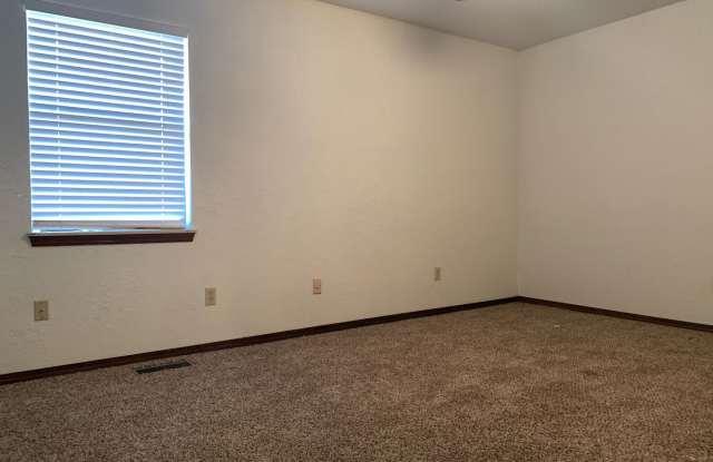 3 Bedroom Home with a Pool in West Norman Gallery 1