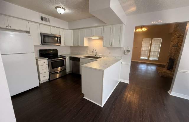 Three Bedroom Townhome off O'Neal Ready to Move-In Gallery 3