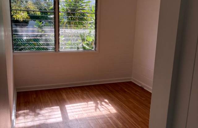 Recently Refurbished 2-Bedroom Near Kapiʻolani Park and Waikīkī Gallery 4