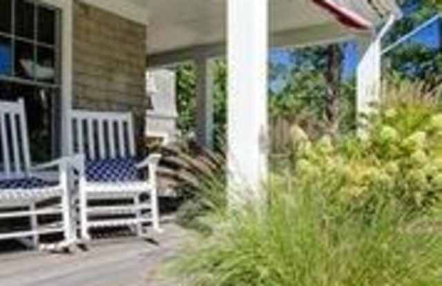 8 Lakeview Avenue - 8 Lakeview Avenue, Newport, RI 02840