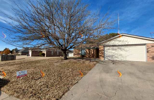 3 Bed 2 Bath Home with a Garage For Rent - 5226 Royce Drive, Amarillo, TX 79110