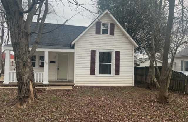 4 bed/1 bath, 1400 sqft home! 1700 W Chestnut St in Springfield MO. photos photos