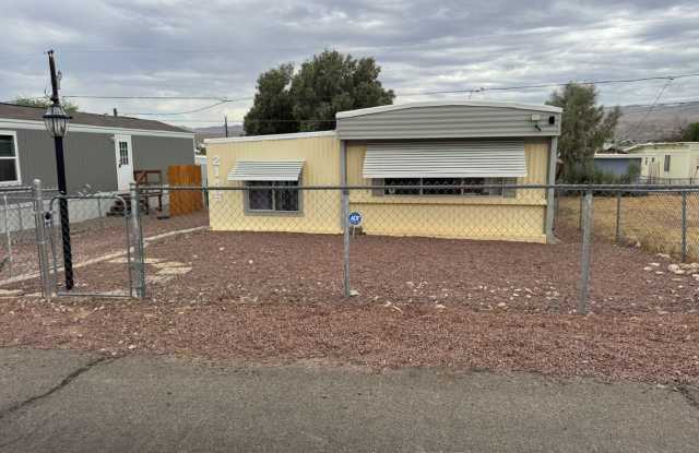 1 BR 1Ba with enclosed Porch/Patio, fenced yard, RV Parking photos photos