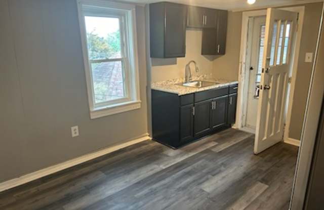 Updated 2 bedroom 1 bath home for rent Gallery 2