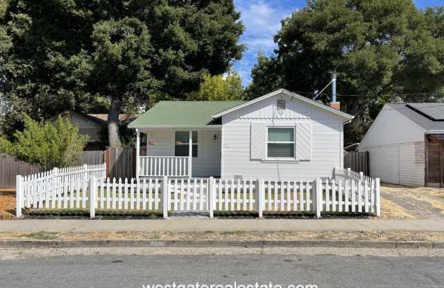 Darling West Petaluma 2/1 Cottage - 811 G Street photos photos