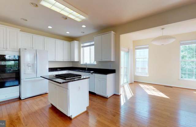 12943 WOOD CRESCENT Circle Gallery 3