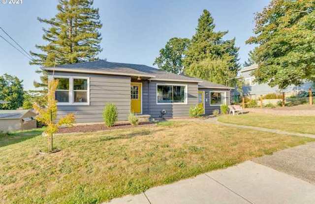 Prime Oregon City Location - Three Bedroom Bungalow, Completely Renovated, Beautiful Backyard !!! Gallery 3