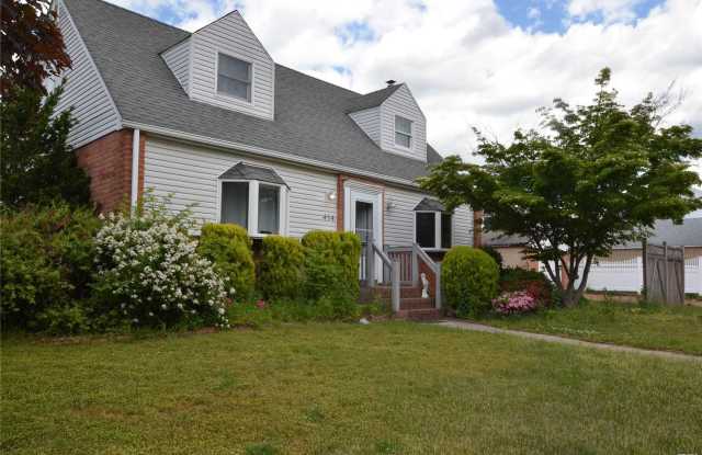 484 Croyden Road - 484 Croydon Road, Garden City South, NY 11530