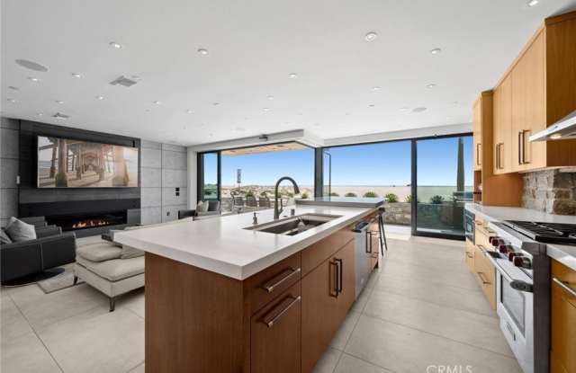800 W Oceanfront Gallery 4