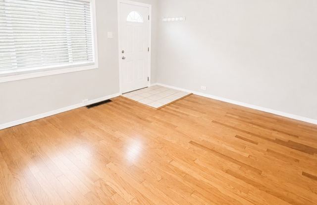 Spacious 2-Bedroom South Side Flats Home – Fenced Yard, Private Patio & Central A/C Gallery 4