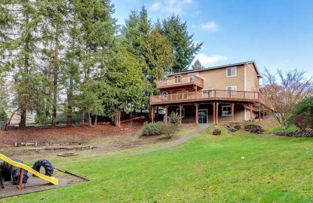 Spacious house in east bremerton Gallery 1