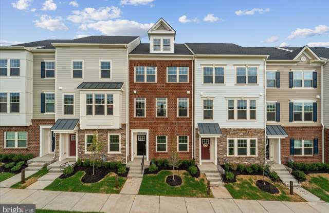705 SAWBACK SQUARE NE photos photos