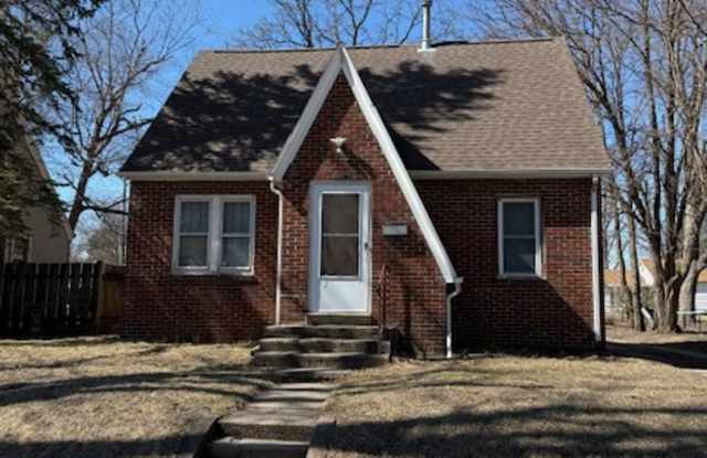 Cozy 2 Bedroom, 1 Bathroom house for rent at 2747 E. 4th - 2747 East 4th Street, Waterloo, IA 50703
