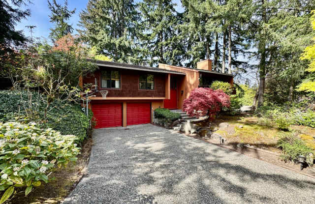 Bellevue Home On Corner Lot photos photos