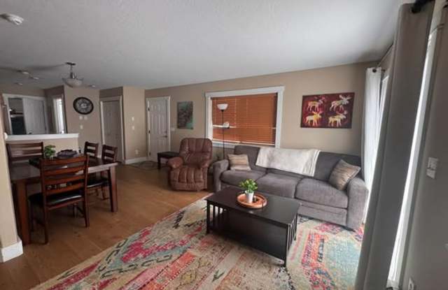 3 Bedroom/3 Bathroom - All Utilities Included Gallery 1