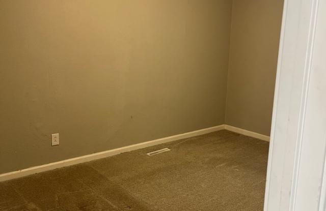 Charming 2-Bedroom 1 Bath house with attached Garage Gallery 3