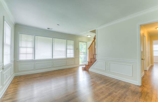 Large 5-Bedroom Home with Hardwood Floors & Fenced Yard Gallery 4