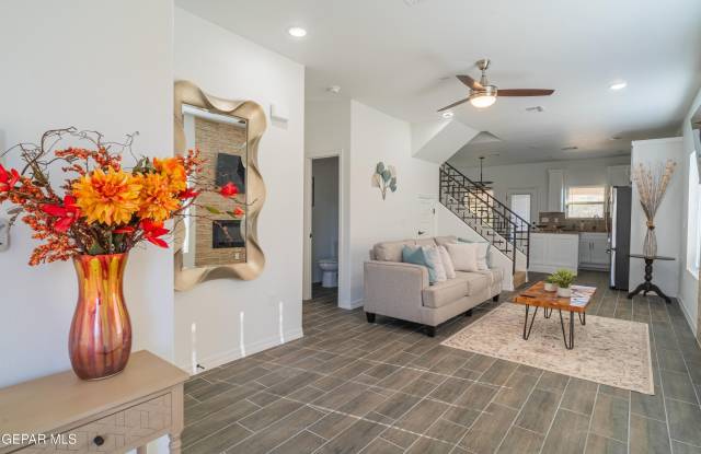 6315 Escondido Drive Gallery 3