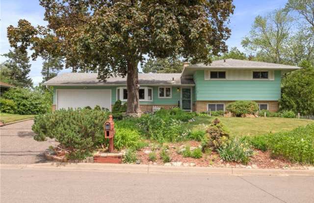 Great Roseville Home, Moundsview Schools, Plenty of Space and Pet Friendly! photos photos