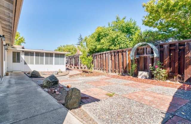 5 Bedroom 3-bathroom Large single level home! Gallery 4