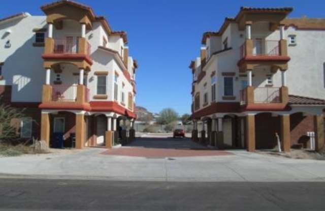 SPACIOUS TEMPE TOWNHOME! - 323 South Roosevelt Street, Tempe, AZ 85281