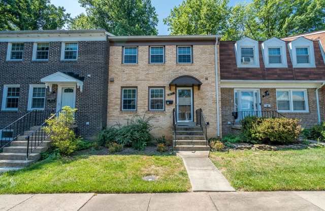 Location is Everything With This 3 Bed 3.5 Bath Townhouse in Hampton Court Community photos photos