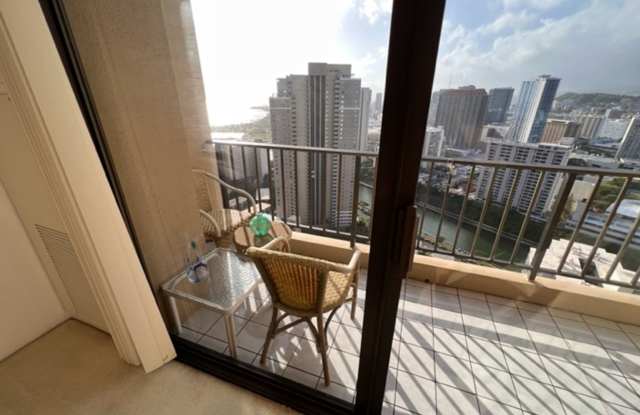 411 Hobron Lane #3704 – High-Floor Waikiki Rental Gallery 4
