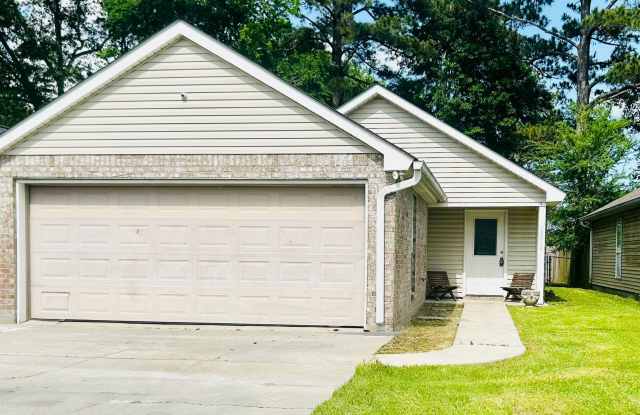 Charming Home in Desirable Prairieville Location – 18012 Woodhaven Drive photos photos