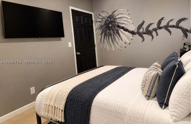 1618 NW 14th Ct Gallery 4