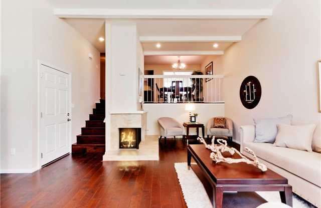 This AMAZINGLY immaculate 2 bed townhome will WOW you! photos photos