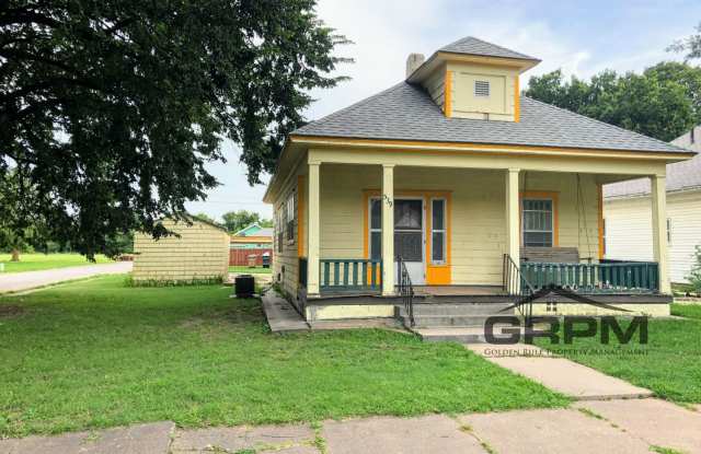 Cozy 2 Bed Home on Corner Lot - 539 East 3rd Avenue, Hutchinson, KS 67501