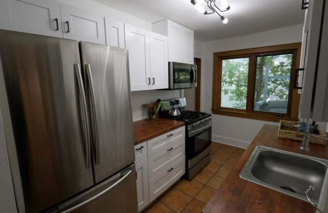 203 E Diamond Lake Road Gallery 3