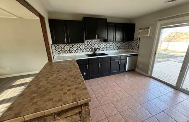 Spacious Roseville Three Bedroom home Gallery 4