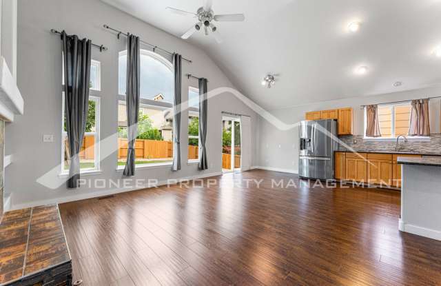 Beautiful Home with 2 Car Garage,Backyard, and Central A/C Gallery 4
